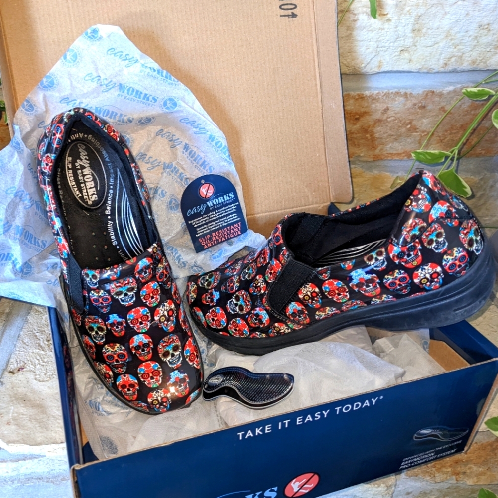 NWT professional clog shoes. Sz 9M